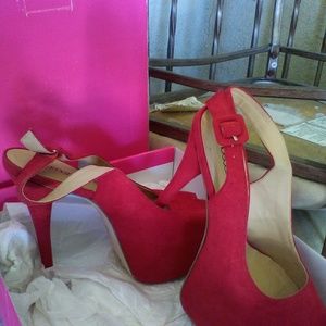 Shoe dazzle red pumps